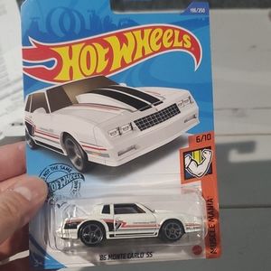 86 Monte Carlo ss gbody hot wheels car